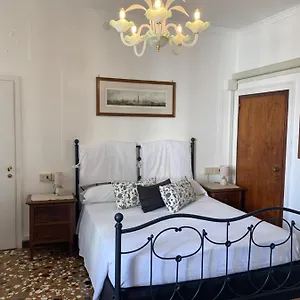 Al Teatro With Canal View Bed & Breakfast Venezia